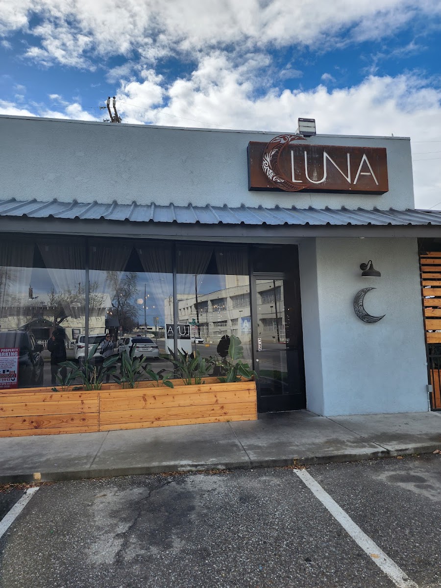 LUNA Bistro & Cafe