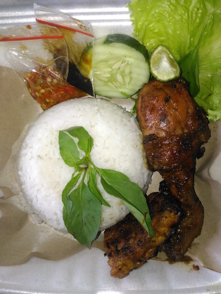 Dapur bunda toshi 'ayam & tempe bakar sambal korek'