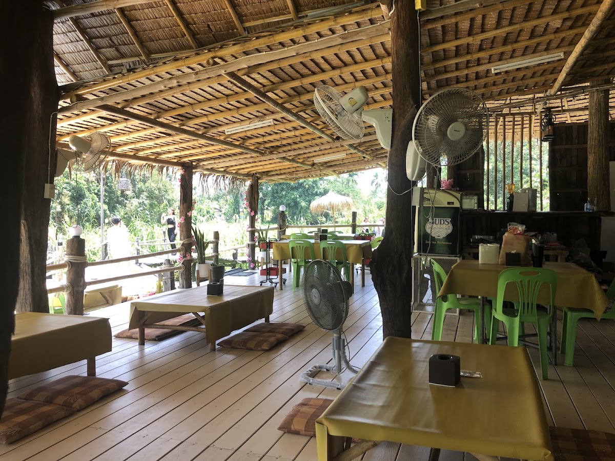Laoleu cafe & restaurant (ร้านเล่าลือ)